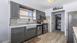 Réfrigérateur, four à micro-ondes, un four, surface de cuisson