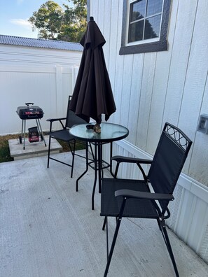 Outdoor dining - Spacious Room in the heart of Tampa FL! (Tampa)