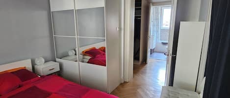 1 slaapkamer, een strijkplank/strijkijzer, wifi, beddengoed