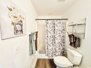 Bathroom - Charming 3-bedroom house in marvelous Lehigh Acres with AC (Lehigh Acres)