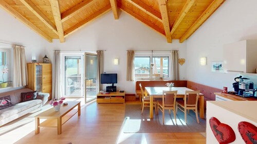 Spacious alpine apartment - 3 bedrooms, close to ski bus & top ski resorts