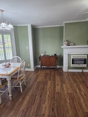 Dining - Quiet Country Living, close proximity to Jackson area. (Terry)