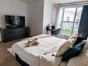2 bedrooms, iron/ironing board, Internet, bed sheets - House near Versailles & Paris with parking (Louveciennes)