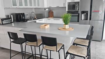 Microondas, horno, placa de cocina, lavavajillas