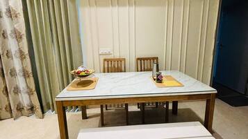 Apartamento, 2 quartos, para fumantes, sacada | Opções para refeição