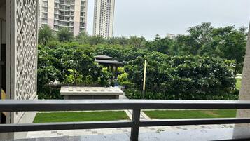 Apartment, 2 Bedrooms, Smoking, Balcony | Property grounds