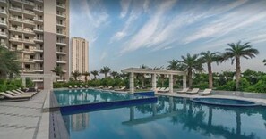 Pool - Luxurious 2-bedroom Apartment With Shared Pool in Gurugram (Gurugram)