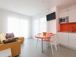Living room - Vibrant Apartment in Lignano Sabbiadoro (Lignano Sabbiadoro)