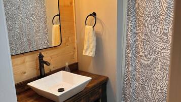 Sèche-cheveux, serviettes fournies, savon, papier toilette