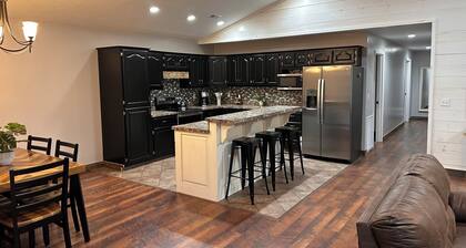 Hill House - Family friendly escape in the Ozarks! 2 miles from Current River