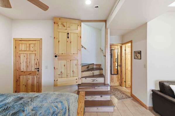 3 habitaciones, tabla de planchar con plancha, wifi y ropa de cama 