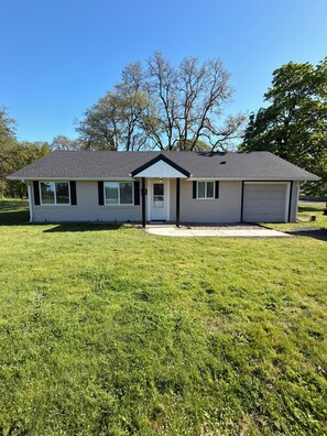 Exterior - Charming 3-Bedroom - Quiet Setting, with a Big Yard, and an Office/Craft Space (Rochester)