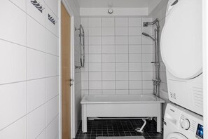 Room, 1 Bedroom, Balcony | Bathroom - Room-charming Guest Room Retreat in Sund (Sundbyberg)