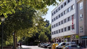 Un hôtel doté d’une façade moderne, de plusieurs étages et d’une enseigne bien visible indiquant qu’il s’agit d’un hôtel.