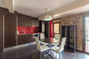 Fridge, microwave, dishwasher, coffee/tea maker - Old town apartment 1hab con terraza comun (Barcelona)