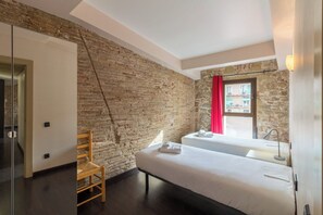 1 bedroom, iron/ironing board, WiFi, bed sheets - RAVAL 2hab terraza comunitaria 543 (Barcelona)