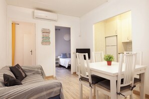 Interior - Monumental - Three Bedroom Apartment, Sleeps 4 (Barcelona)