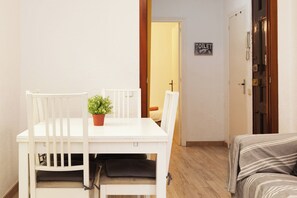 Dining - Monumental - Three Bedroom Apartment, Sleeps 4 (Barcelona)