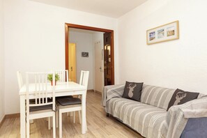 TV - Monumental - Three Bedroom Apartment, Sleeps 4 (Barcelona)