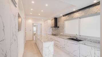 Deluxe Villa, Pool View | Interior