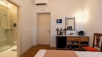 Deluxe Room with Village View | Café et/ou machine à café