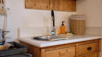 Holiday Cottage with Private Yard | Yksityinen keittonurkkaus | Kahvin-/teenkeitin, vedenkeitin