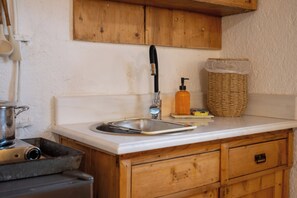 Holiday Cottage with Private Yard | Cocina básica privada | Cafetera o tetera y hervidor eléctrico