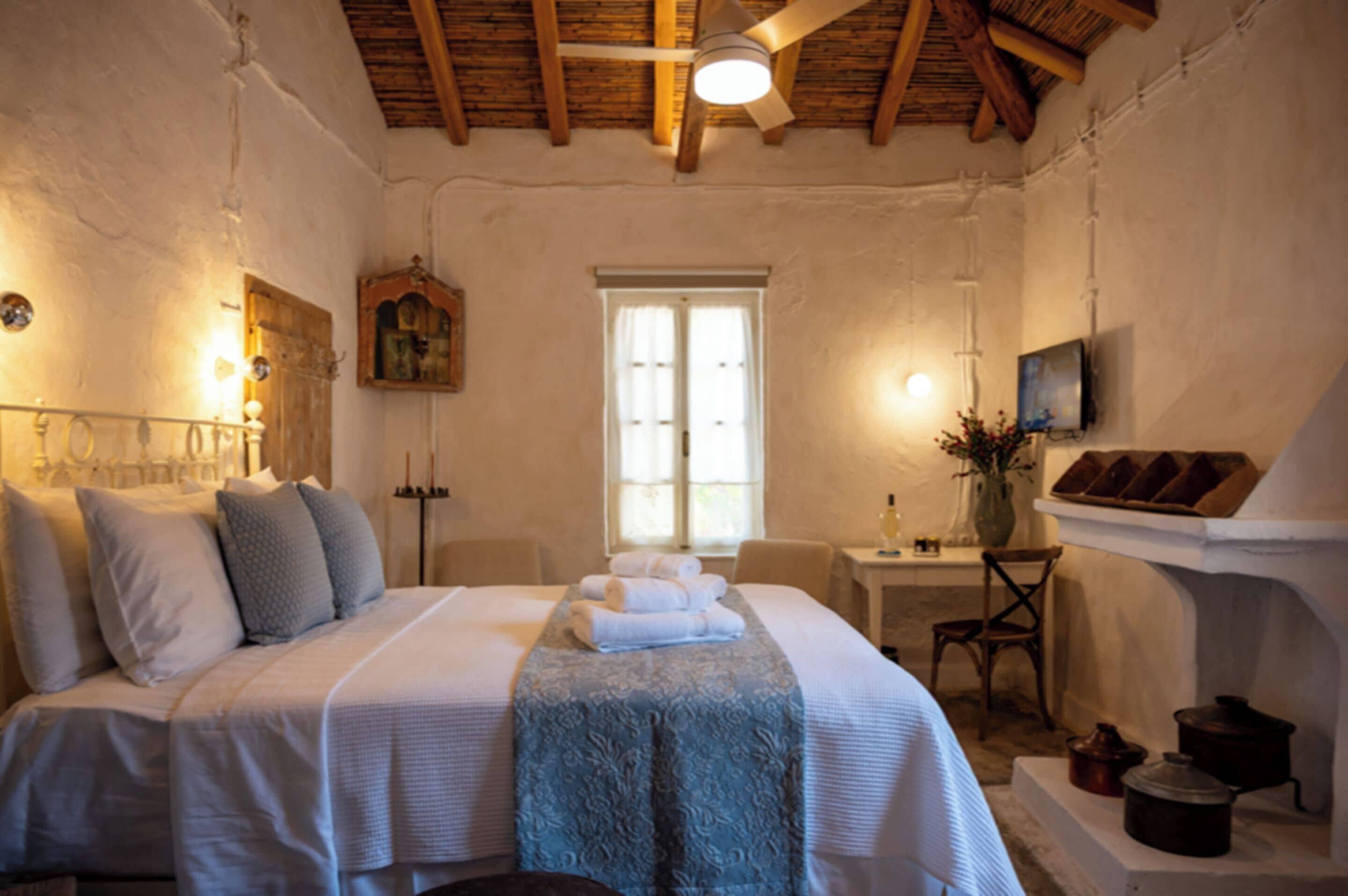 Holiday Cottage with Private Yard | Egyptian cotton sheets, premium bedding, pillow-top beds, in-room safe