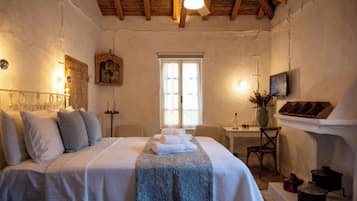 Holiday Cottage with Private Yard | Egyptian cotton sheets, premium bedding, pillowtop beds, in-room safe
