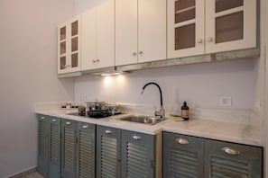 Family Studio with Private Yard | ครัวส่วนตัว | เครื่องชงกาแฟ/ชา, กาต้มน้ำไฟฟ้า
