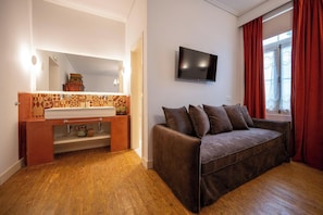 King Suite with Village View | บริเวณนั่งเล่น | ทีวีจอแบน 34 นิ้ว พร้อมช่องเคเบิล