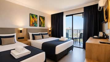 Standaard kamer, balkon, uitzicht op de stad | Een minibar, gratis babybedden, gratis wifi, beddengoed