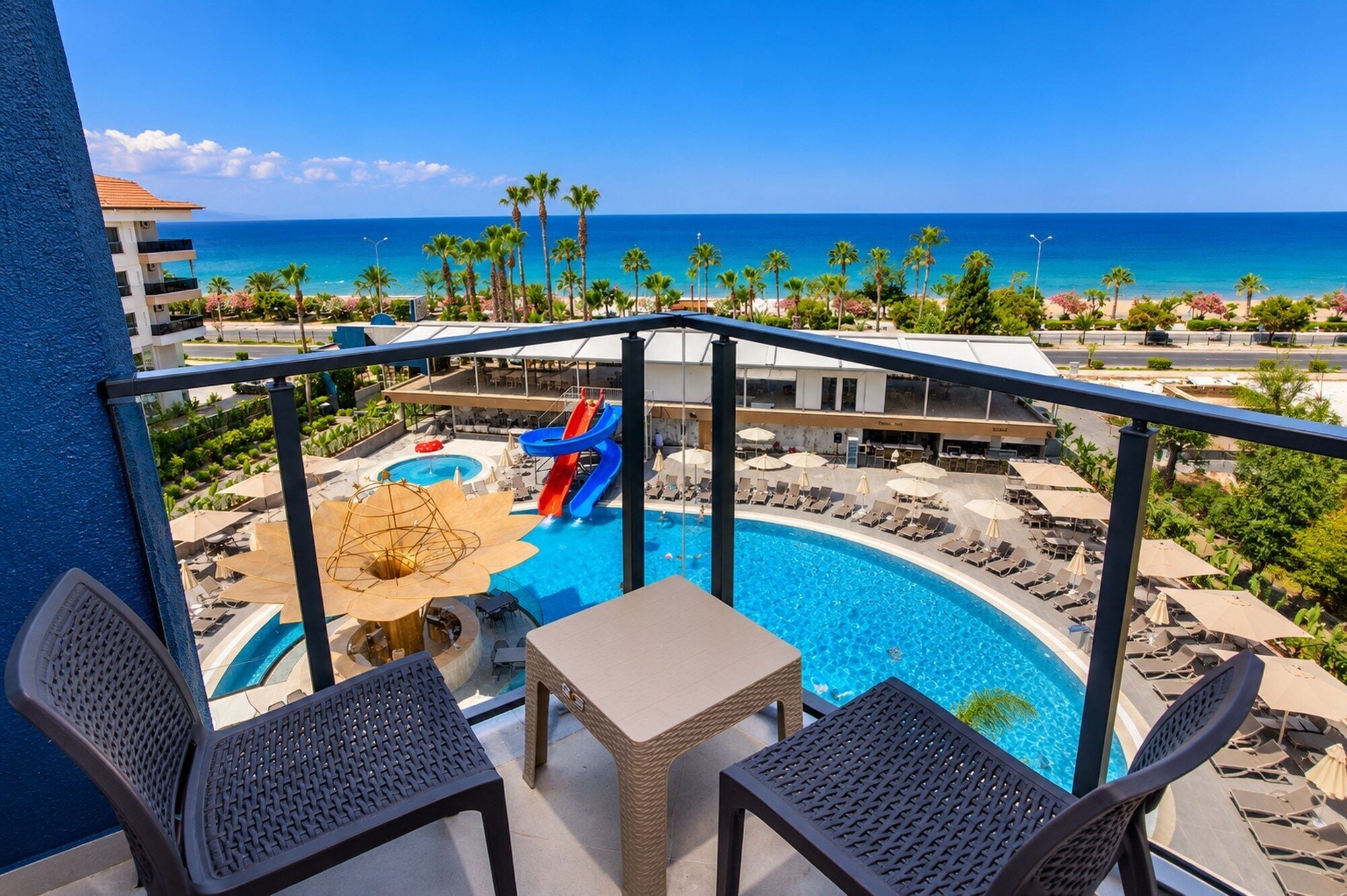 Habitación estándar, balcón, vista al mar | Minibar, cunas gratuitas, wifi gratis y ropa de cama 
