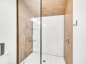 Shower, towels, shampoo - Luxury Pistache Park Retreat | Private Pool + Hot Tub | Carlton Landing (Carlton Landing)