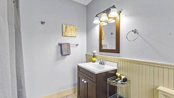 Secador de cabelo, toalhas de banho, sabonete, papel higiênico
