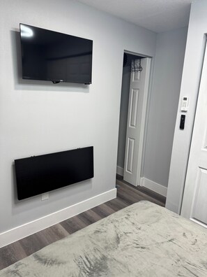 1 bedroom, free WiFi, bed sheets - Cheerful apt in the heart of Town n Country, FL! (Tampa)