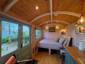 1 bedroom, WiFi, bed sheets - Beautiful, self‑contained shepherd’s hut overlooking the River Clyde (Innellan)