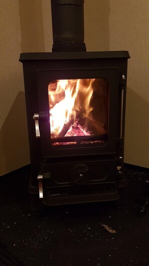 Fireplace - Beautiful, self‑contained shepherd’s hut overlooking the River Clyde (Innellan)