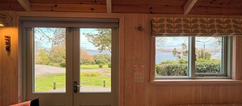 Beautiful, self‑contained shepherd’s hut overlooking the River Clyde