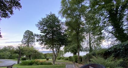 Beautiful, self‑contained shepherd’s hut overlooking the River Clyde