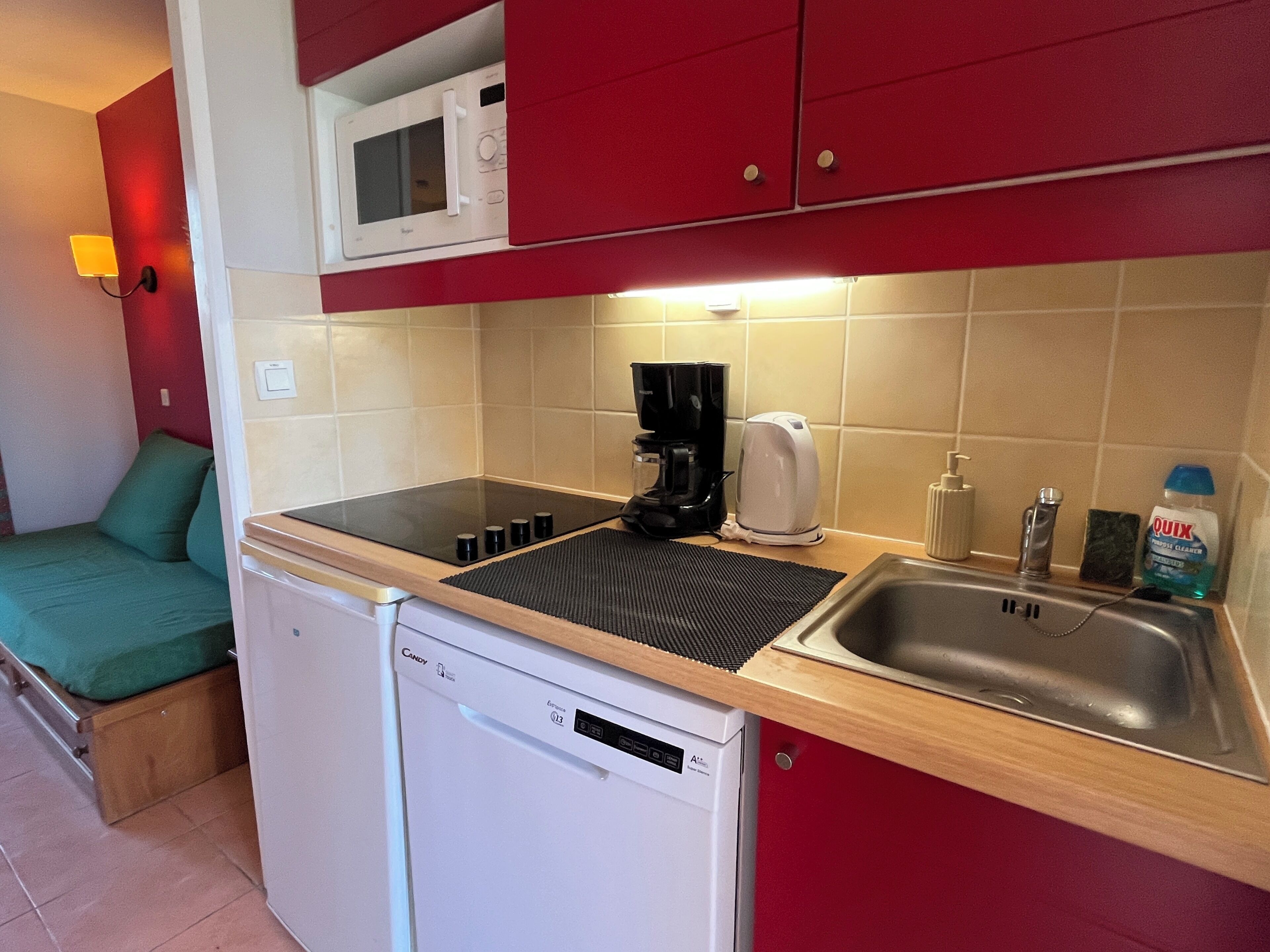 Een koelkast, een magnetron, een oven, een kookplaat