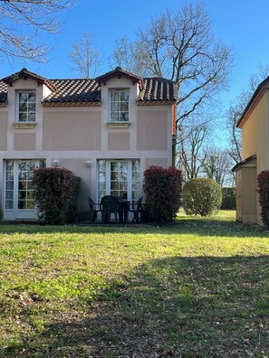 Outdoor dining - Vrbo Property (Monflanquin)