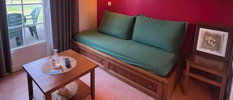 Smart TV, futbolito, mesa de ping pong