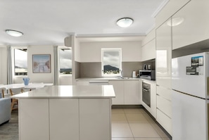 Fridge, microwave, oven, stovetop - Spacious Cairns Stay: Walk to Esplanade + Parking (Cairns)