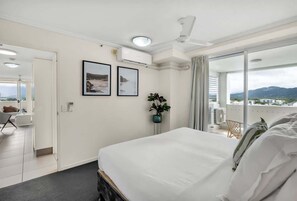 1 bedroom, iron/ironing board, WiFi, bed sheets - Spacious Cairns Stay: Walk to Esplanade + Parking (Cairns)