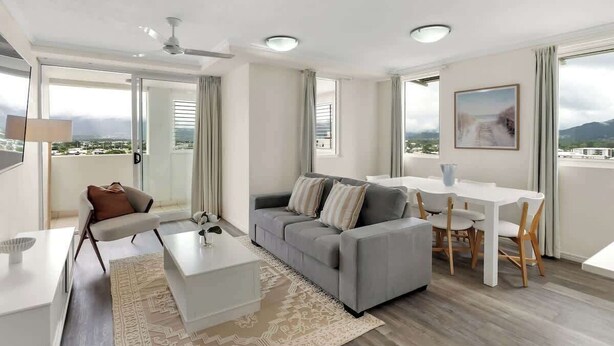 Una sala de estar moderna con sofá, mesa de centro y comedor.