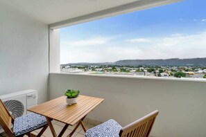 Outdoor dining - Explore Cairns Esplanade from your Private Studio (Cairns)
