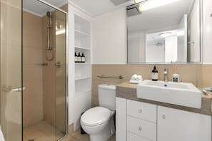 Shower, hair dryer, shampoo - Explore Cairns Esplanade from your Private Studio (Cairns)