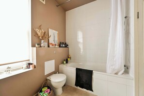 Shower, hair dryer, towels, shampoo - The Sun Deck Townhouse (Greater London)