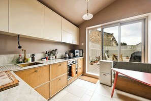 Fridge, microwave, oven, stovetop - The Sun Deck Townhouse (Greater London)
